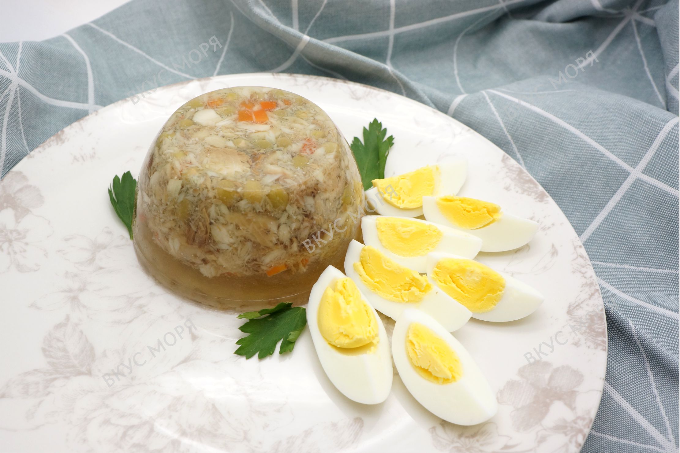 Заливное филе-кусочки сельди отварные с зеленым горошком в желе, 360 г
